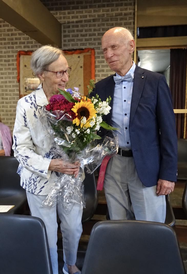 Frieda & Herman Schramme-Suetens ontvangen tijdens de eucharistieviering een feestelijk boeket ter gelegenheid van hun zestigste huwelijksverjaardag, 6 september 2026 © Marjo Perry