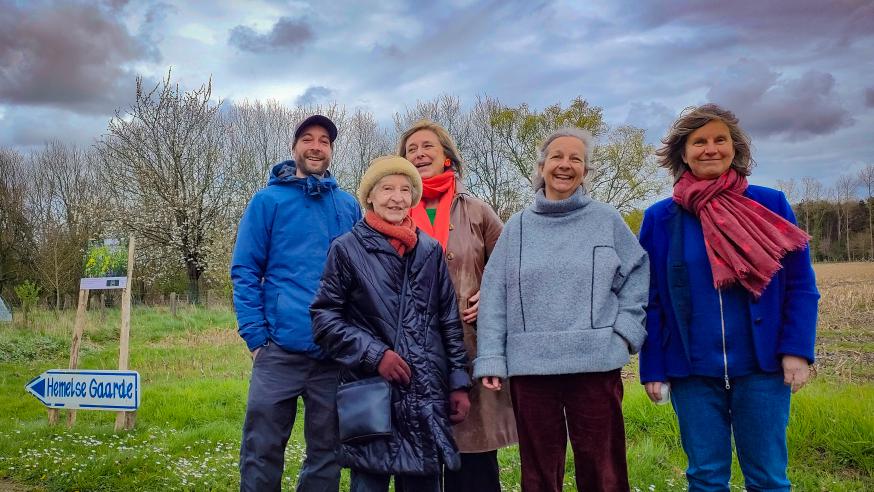 De familie Van den Abeele bezoekt nog de Hemelse Gaarde na de Paasviering 