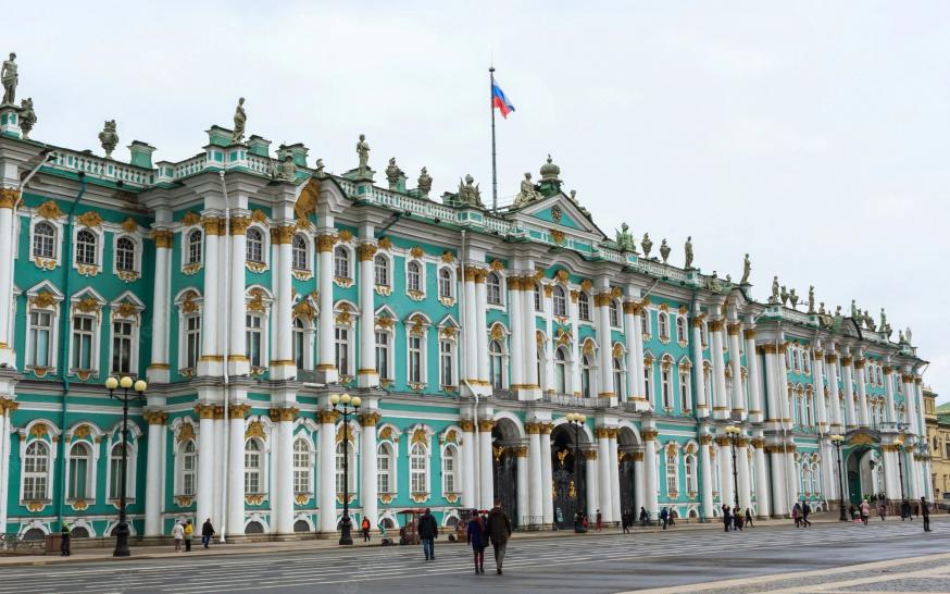 Het Hermitage museum in Sint-Petersburg (Rusland) © freepik
