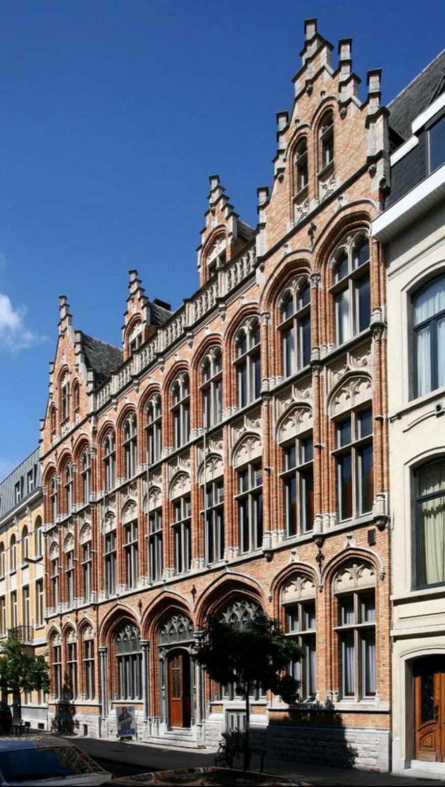 Het neogothische gebouw van de 'hogeschool voor vrouwen' in De Bomstraat in Antwerpen. © Wiki