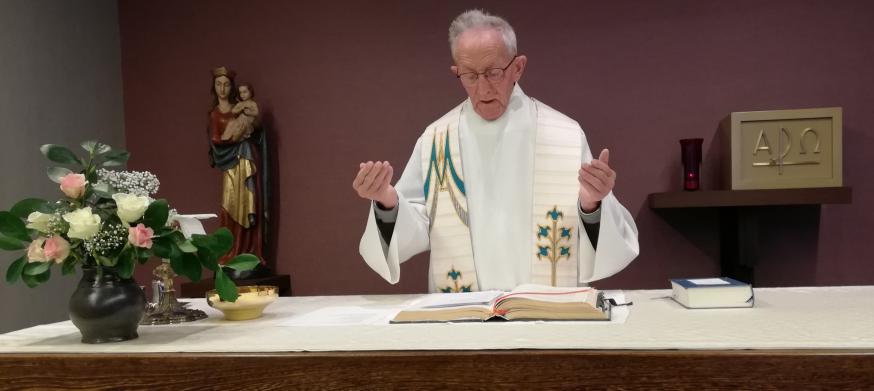 Honoré Verhelst, op zijn 90ste nog altijd actief priester. © Familiearchief