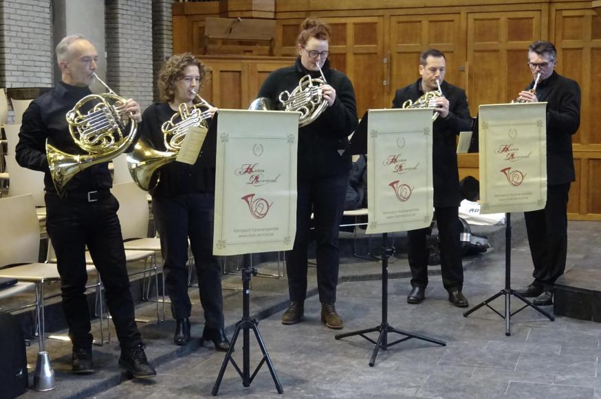 Het ensemble 'The Horn Revival' bracht hoornblazersmuziek van verschillende componisten tijdens de concertmis van zondag 1 december 2024. © Marjo Perry