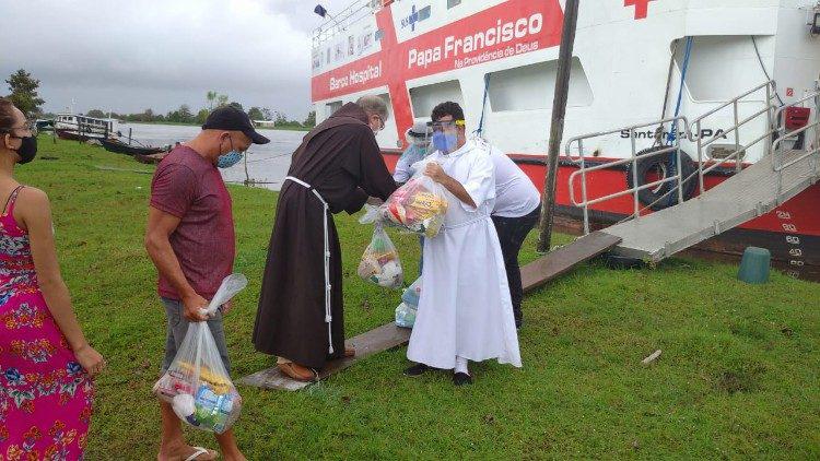 Bisschop Bernardo Bahlmann verdeelt medische apparatuur die door het hospitaalschip 'Paus Franciscus' en zijn bemanning via de Amazone is gebracht © Vatican Media