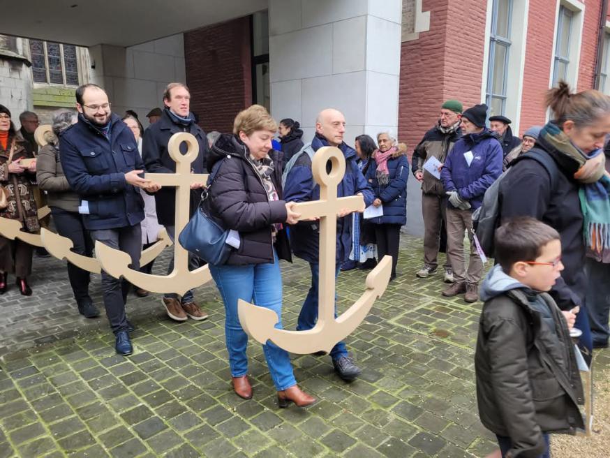 Melina en Hugo brengen het anker mee vanuit Gent 