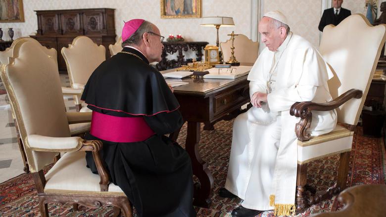 Bisschop Huonder bij paus Franciscus © Vatican Media