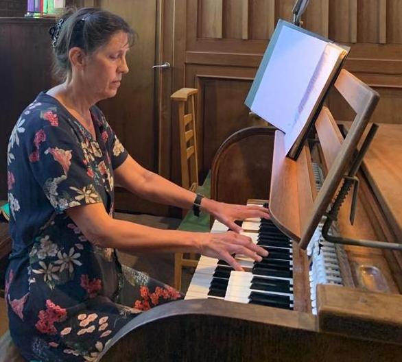 Nicole De Paepe op het Alfons Jorisorgel, het pijporgel boven op het doksaal © Edmond Van Dommelen