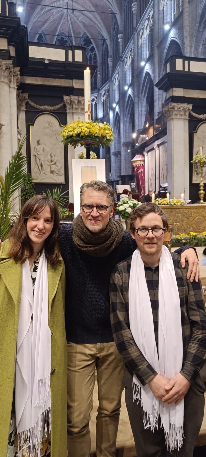 Seppe en Hannah met catechist Frédéric 