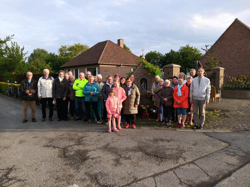 Bidden aan de kapelletjes in Zwevezele 