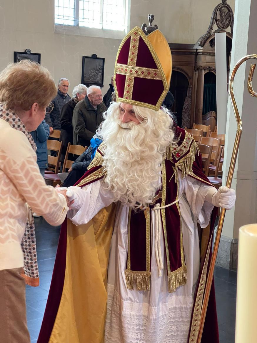 Sinterklaas in de kerk van Dessel © Pater David