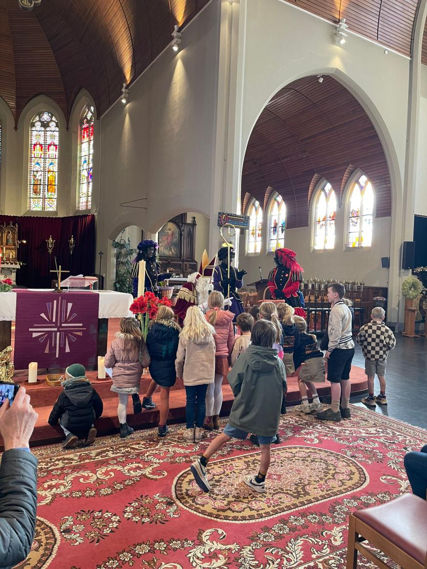 Sinterklaas in de kerk van Dessel © Pater David