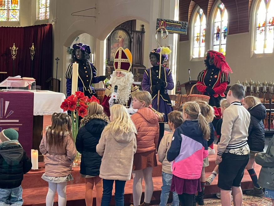 Sinterklaas in de kerk van Dessel © Pater David
