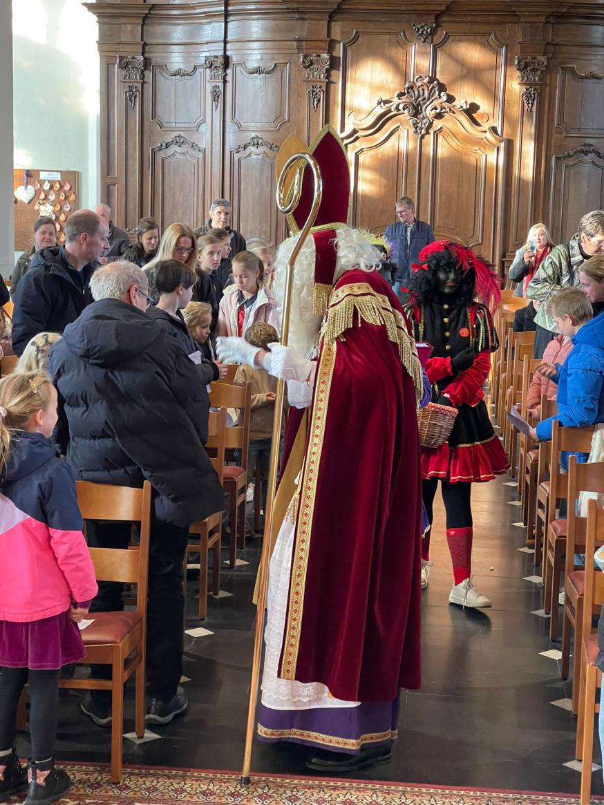 Sinterklaas in de kerk van Dessel © Pater David