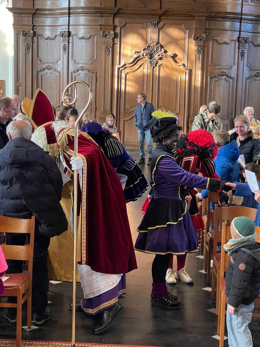 Sinterklaas in de kerk van Dessel © Pater David