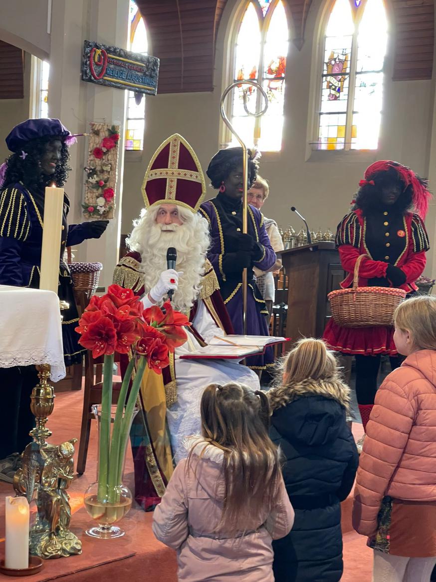 Sinterklaas in de kerk van Dessel © Pater David
