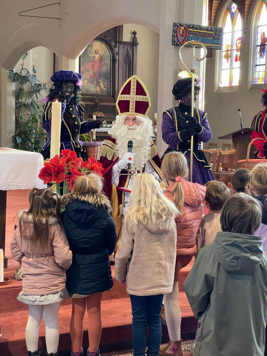 Sinterklaas in de kerk van Dessel © Pater David