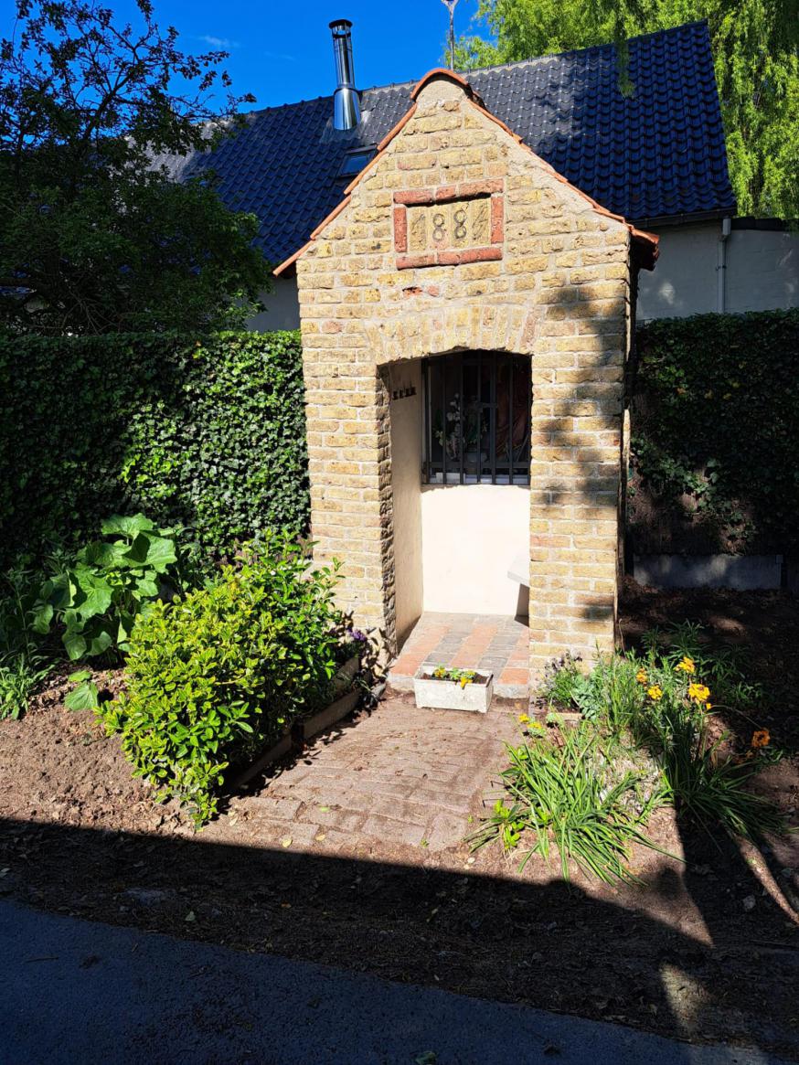 een mooi onderhouden kapelletje 