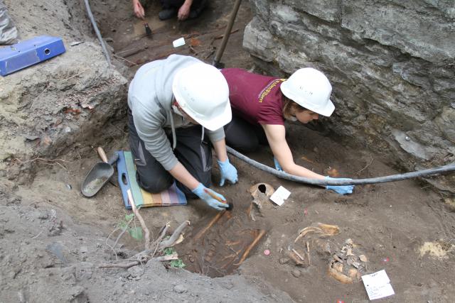 Archeologen aan het werk © Bisdom Gent, foto: Ellen Eeckhout