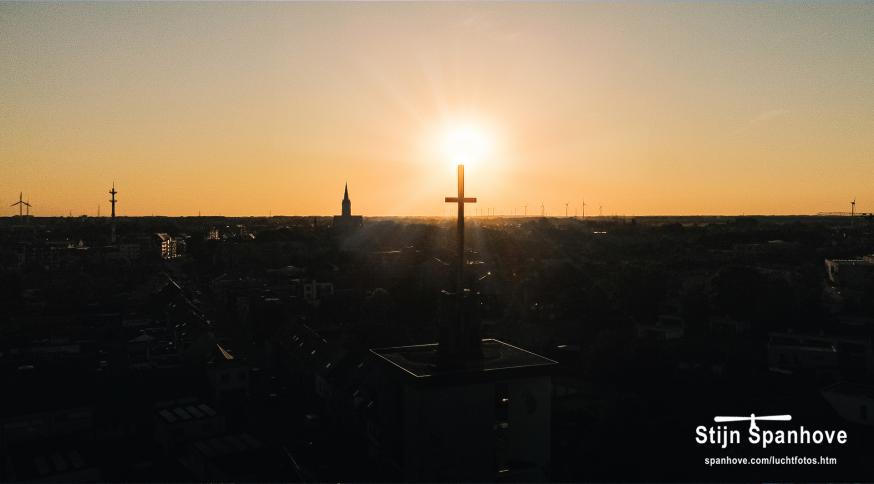 Avondzon boven gastvrije kerkgebouwen in Eeklo. © Spanhove Media - foto, Stijn Spanhove