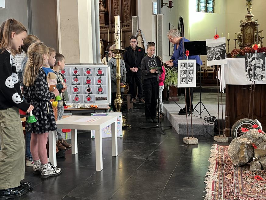 Kinderen van het 'Wijsternest' namen de voorbeden voor hun  rekening. 
