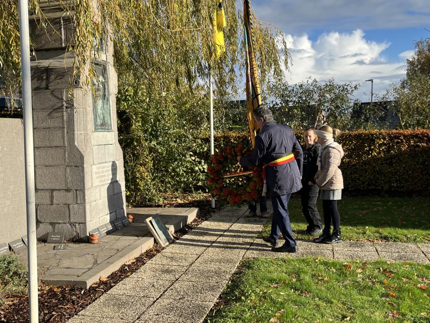 Kranslegging als eerbetoon aan de overledenen. 