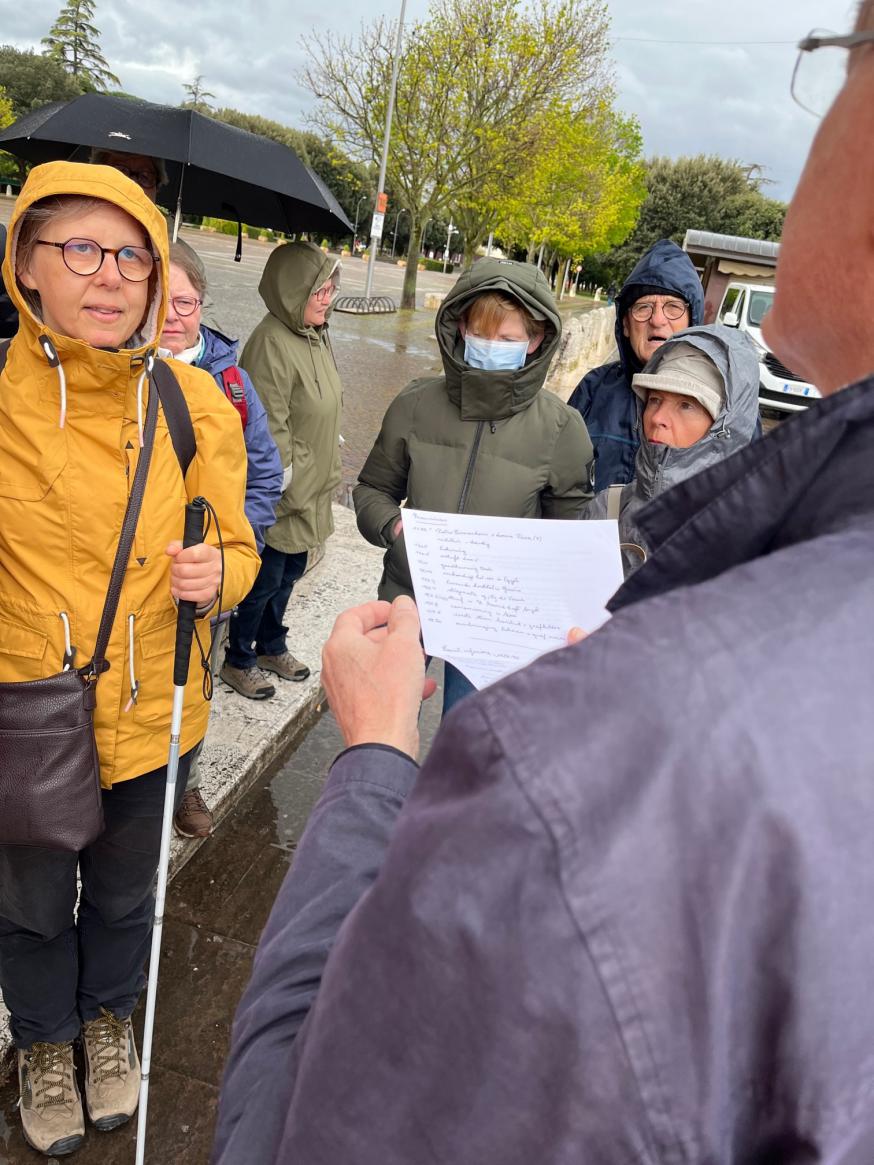 Ingeduffeld staan luisteren 