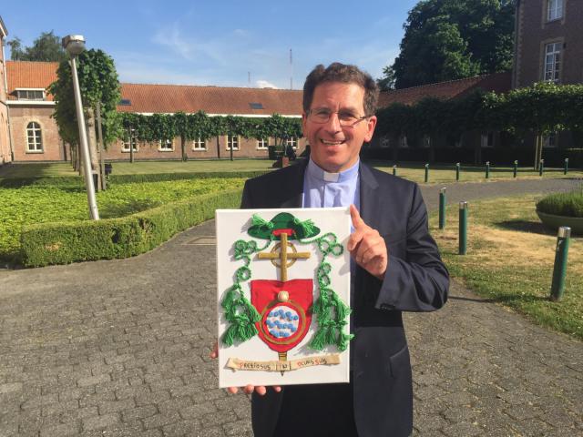 Bisschop Lode Aerts met het geschenk van jongeren uit De Zande. © PDL