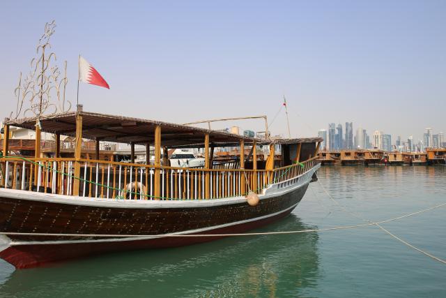 ' De man die me rondvaart in de baai in een fraaie, oude vissersboot omgebouwd tot toeristenboot, komt uit Bangladesh, vertelt hij fier.'  © Kolet Janssen