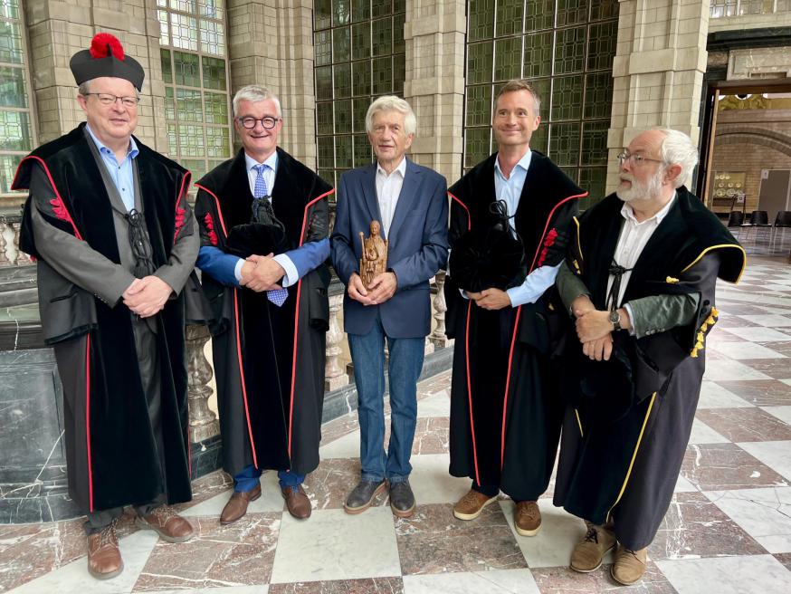 Onze medebroeder André tijdens zijn doctoraatsverdedeging © Chris De Groote