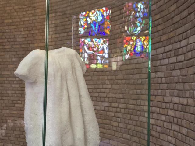 Het beeld 'Esse est Percipi' kreeg een plaats in de basiliek van Koekelberg ter herdenking van het onrecht van seksueel misbruik in de kerk. © Lieve Wouters