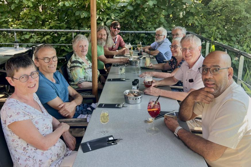 Samen aan tafel bij de Abdijmolen, met tijd voor ontmoeting, gesprek en verbondenheid © Pastorale zone Leuven aan de Dijle