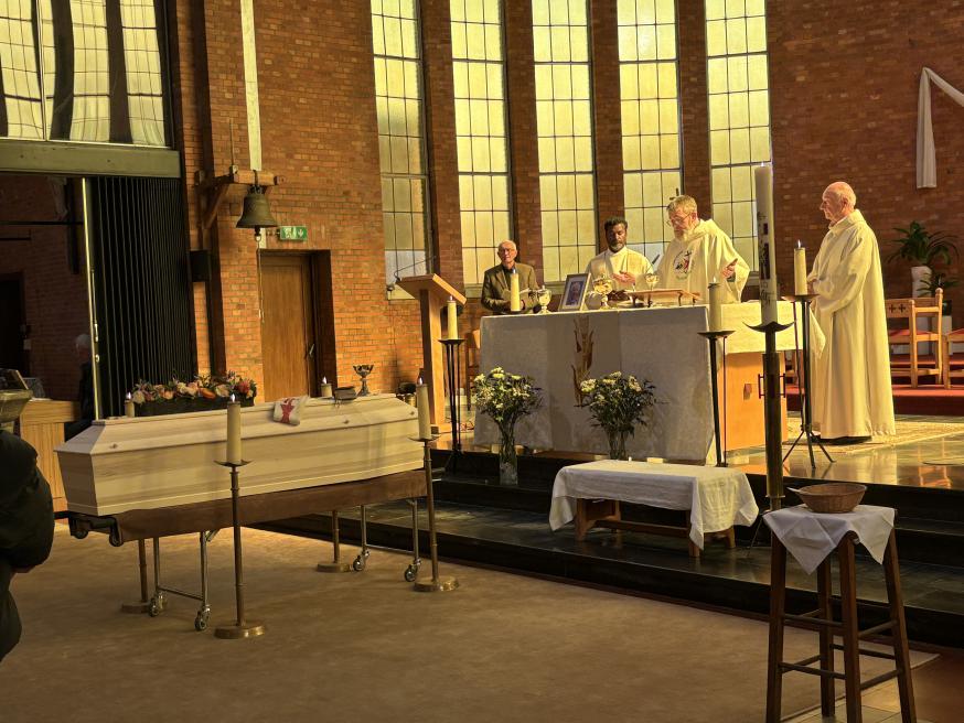 De uitvaart van Stan Dries met pater David, Wim Selderslaghs en Vic Nijs. © Christa Damen