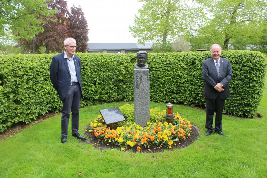 gedenkplaat zaligverklaring aan buste van Jordan in de kloostertuin op het Lo © Jolibij