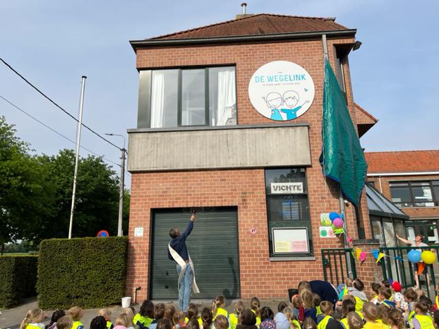 Diaken Jean-Yves zegende het nieuwe logo van VBS De Wegelink. 