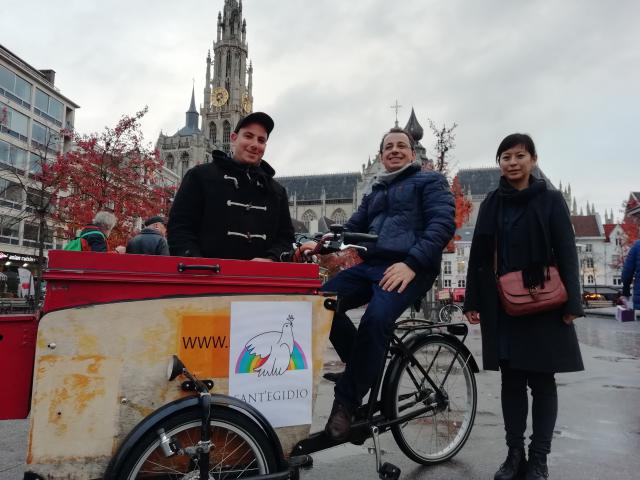 Edmond en de Kamiano-mobiel gaan door weer en wind de straat op. 