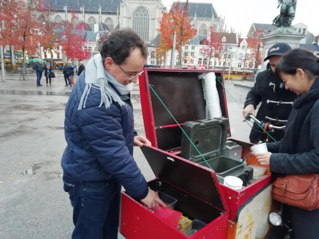 Edmond met de bakfiets op weg om daklozen soep en een gesprekje aan te bieden.  