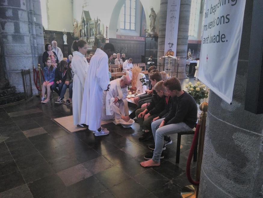 Voetwassing op witte donderdag. © kerk in Sint-Gillis-Waas en Stekene