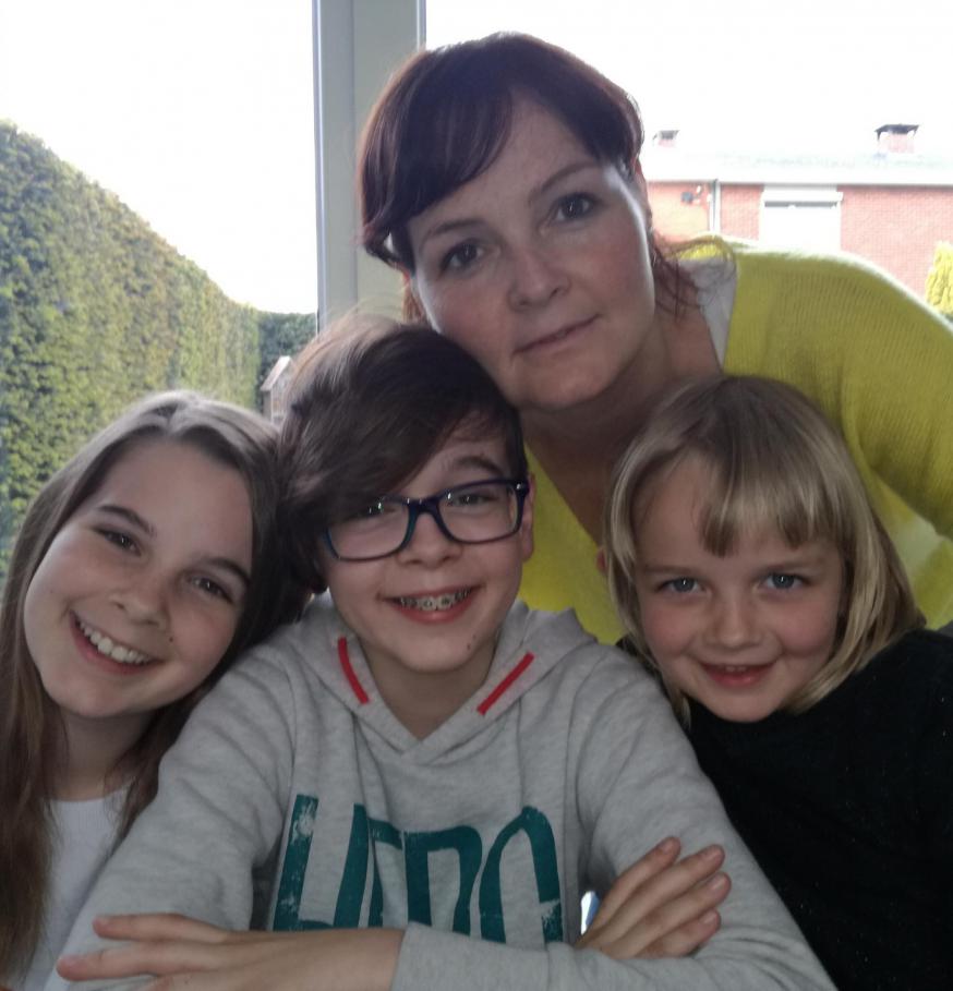 Barbara Van Overbeke met haar drie kinderen. 