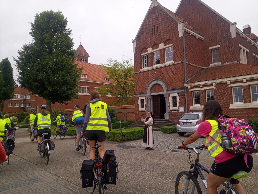 Deze zuster wuift ons uit nadat we eucharistie vierden naast het klooster.  