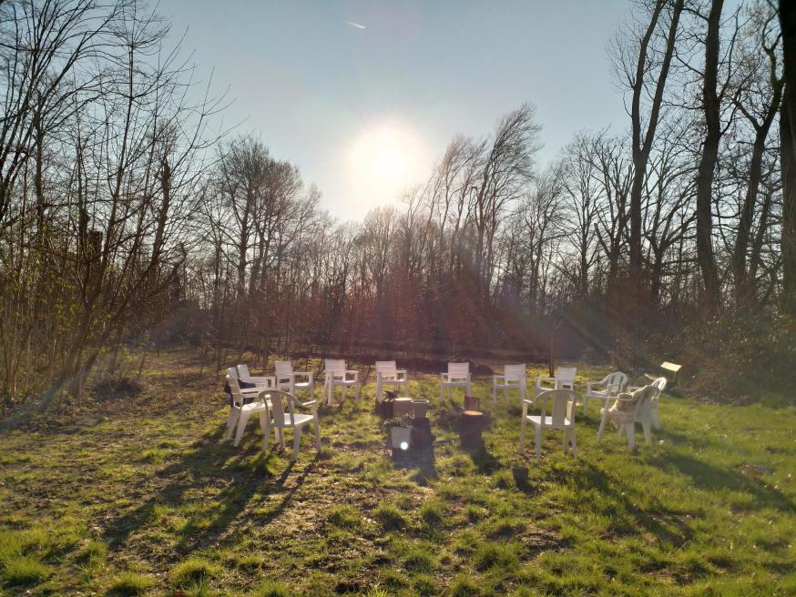 Vastenviering op de avondweide van Hof Zevenbergen  © Babs Mertens