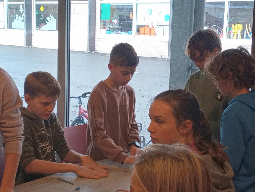 We boetseren ons vormselkruisje © Els Verfaillie