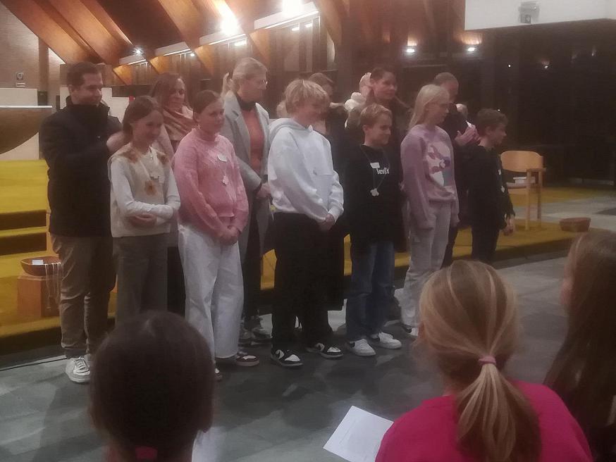 We krijgen ons vormselkruisje omgehangen © Sabine Christiaens