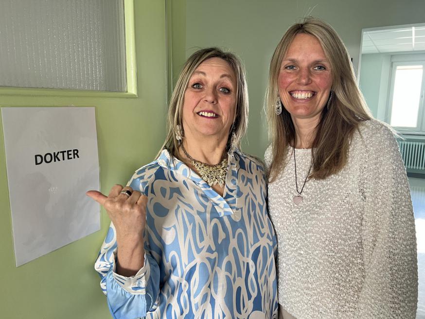 Gina en Carolien klaar voor complimentenshow © Chris De Groote