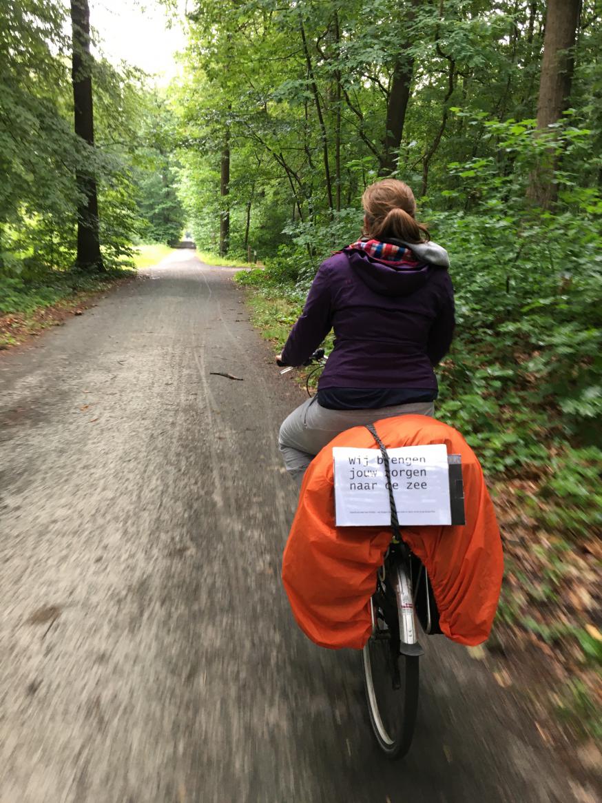 Katrien en Jonas uit Langdorp gingen op fietspelgrimage en brachten daarbij de zorgen van mensen naar de zee. © Katrien Vanhoutte