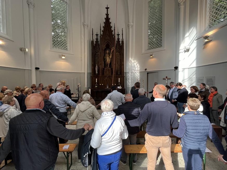 Samen bidden tijdens de heropeningsviering op 12 juni. 