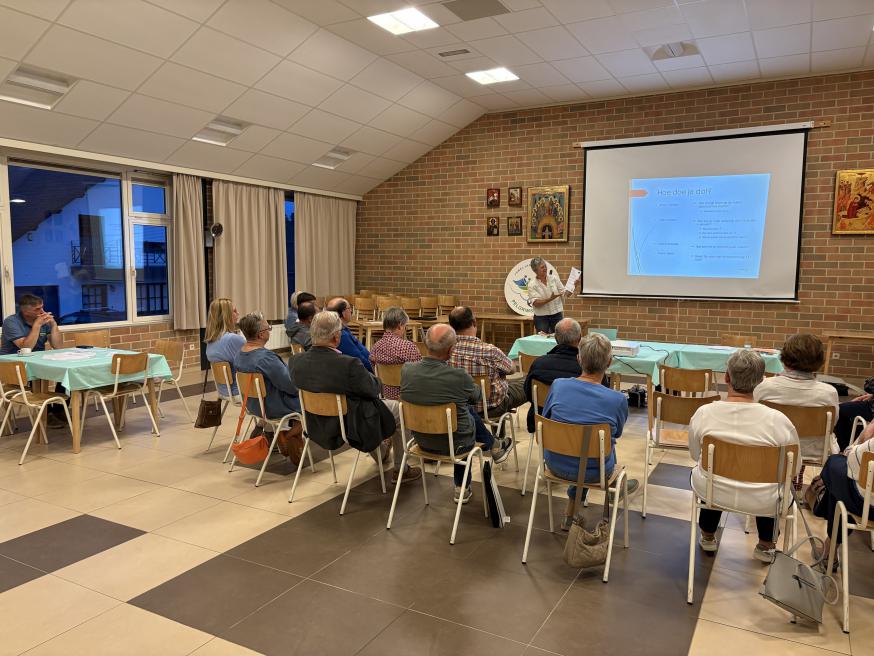 Een open avond met boeiende tafelgesprekken © Christa Damen