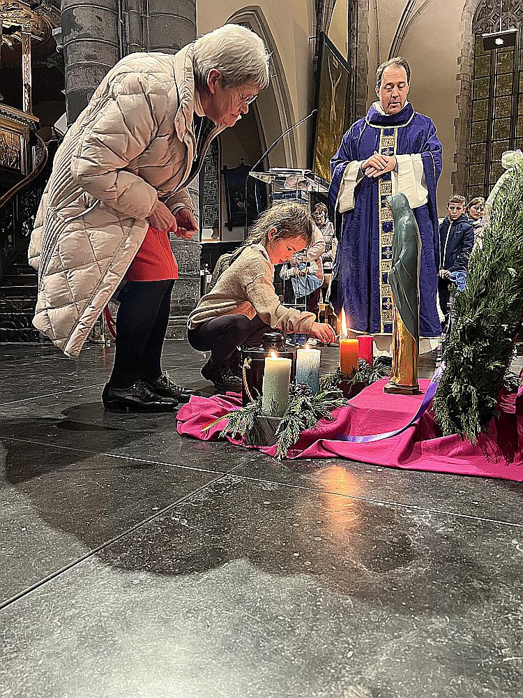 Aansteken adventskaarsen ST 