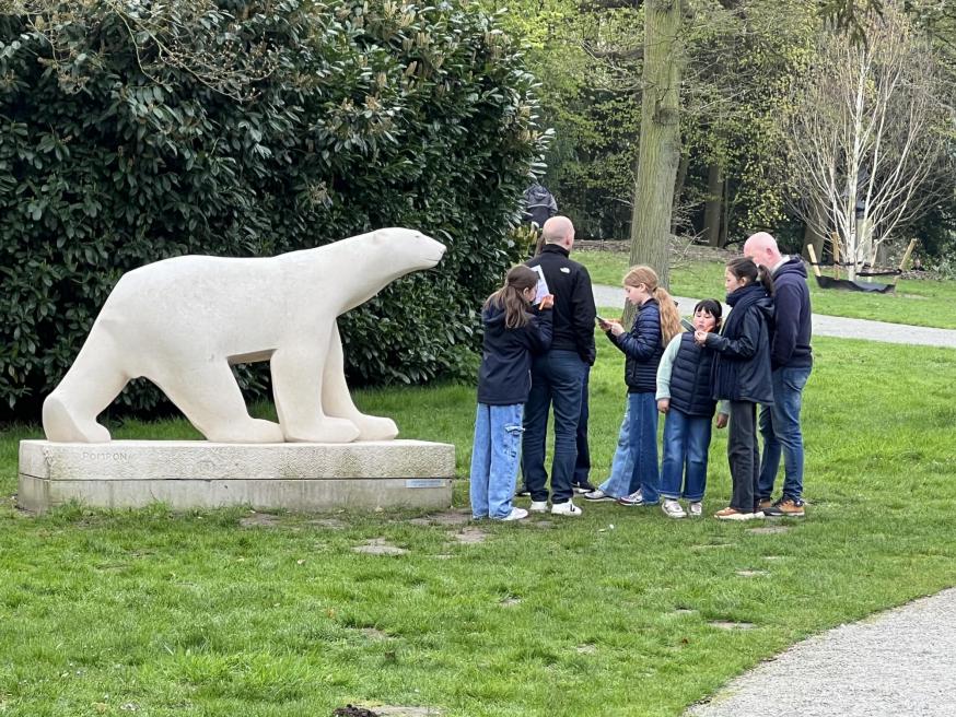 Ontdekkingstocht tussen de beelden van het Middelheimmuseum. Hier bij de ijsbeer, een kunstwerk van François Pompon.  © Dirk Bellens