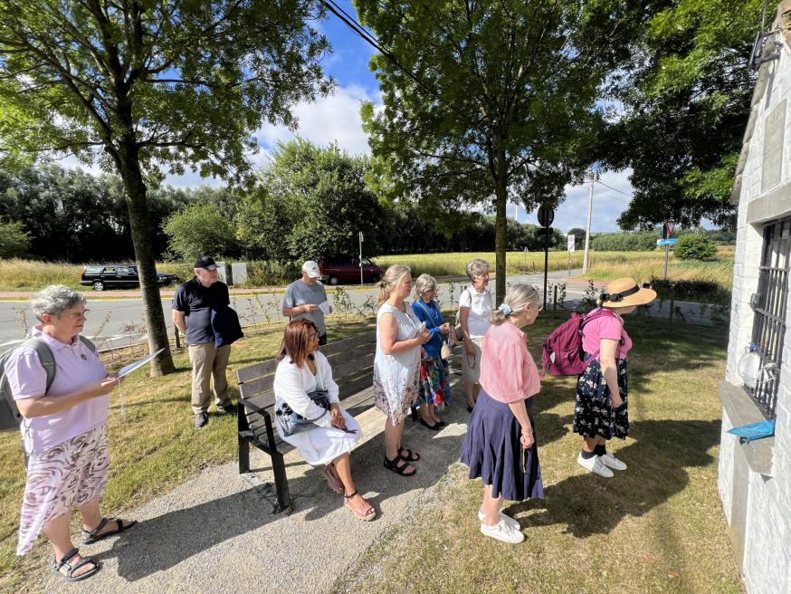Bidden bij een kapelletje op onze bedevaart © Chris De Groote
