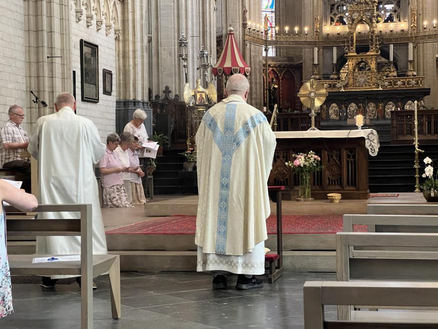 Aanbidding in de Sint Martinus basiliek © Chris De Groote