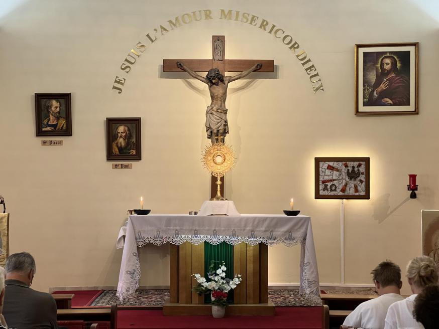 Uitstalling van het Heilig Sacrament in de kapel van Chèvremont © Chris De Groote